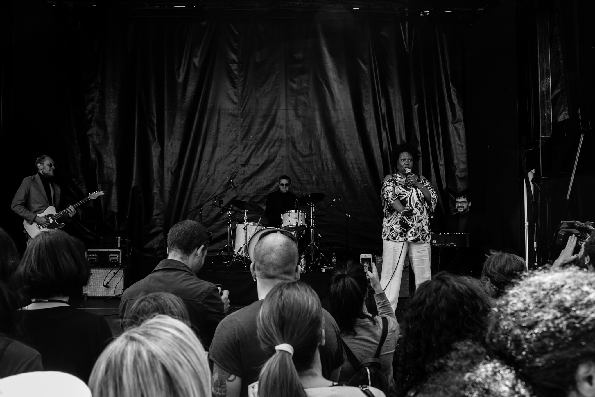 A diva internacional Gisele Jackson en concerto en Lugo na Ra Bispo Basulto. Sesin verm de blues e algo de soul, house e dance de nivel estratosfrico.
