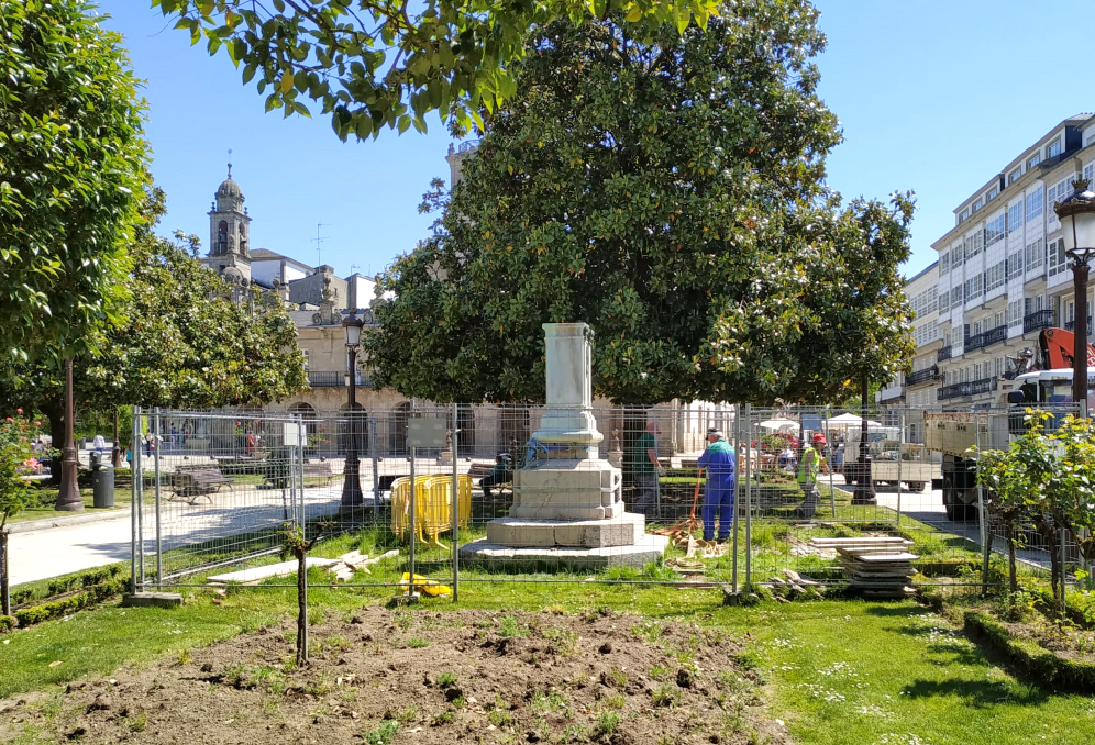 Fotografía do Comezaron os traballos para a colocación do busto de Xoán Montes na praza Maior