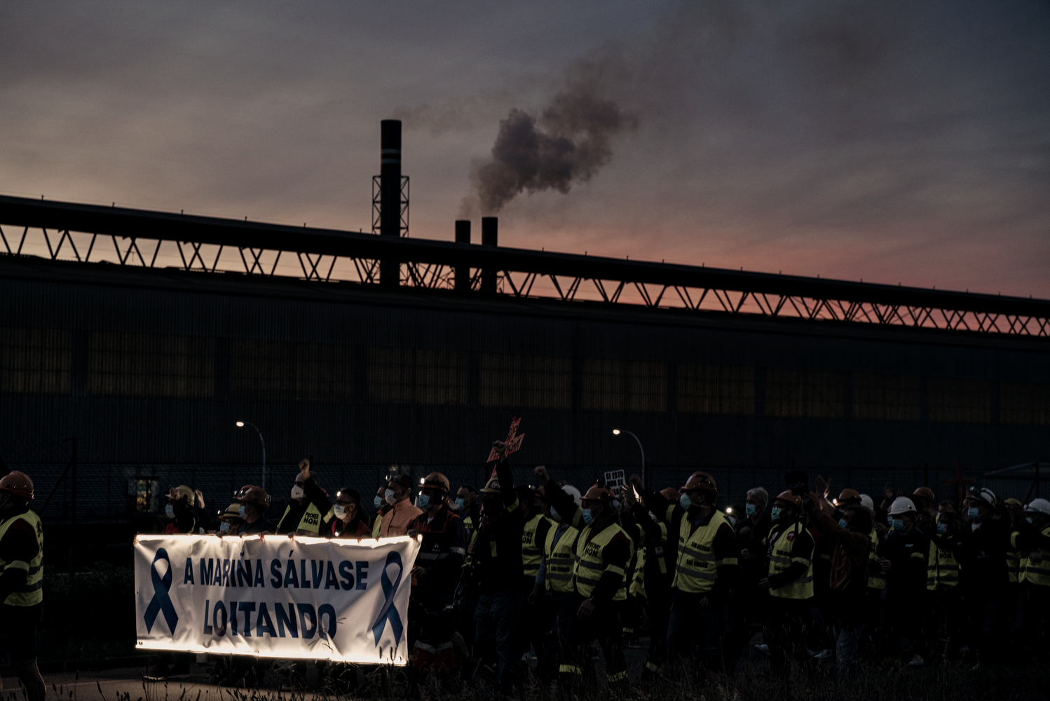 Hundreds of workers march from the factory gates with lights and torches, with the aim of making their uncertain situation visible in the face of the dismissal of hundreds of workers.