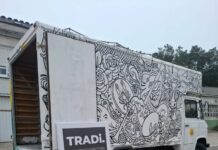 Os artistas lucenses Iago Eireos e Esther López levan unha galería de arte sobre rodas polo Camiño de Santiago