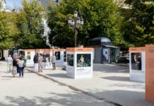 A mostra «Rostros» trae retratos á Praza Maior de Lugo