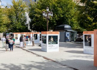 A mostra «Rostros» trae retratos á Praza Maior de Lugo
